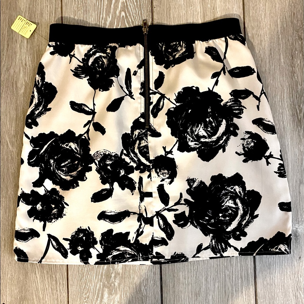 Black and Ivory Floral Satin Ann Taylor Skirt - Picture 6 of 6